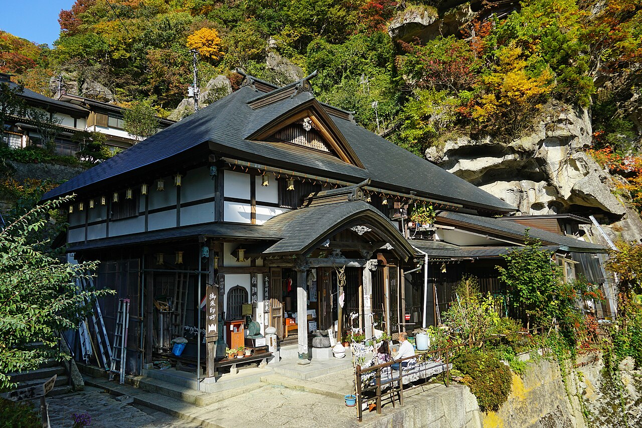 山寺（宝珠山 立石寺）。山寺霊園はこの門前エリアにあります