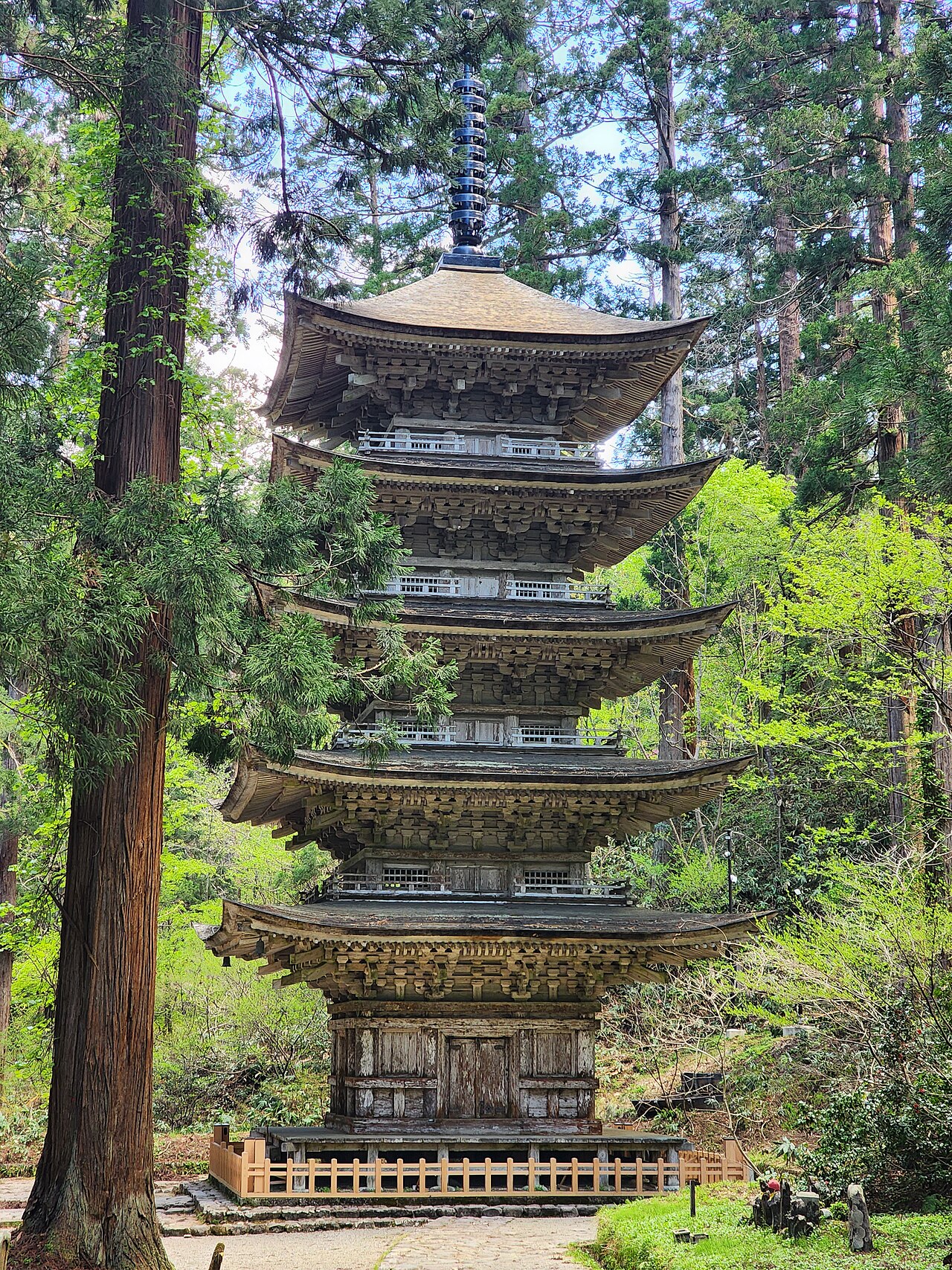 羽黒山の国宝 五重塔。随神門から石段を少し下った杉並木の中に建つ