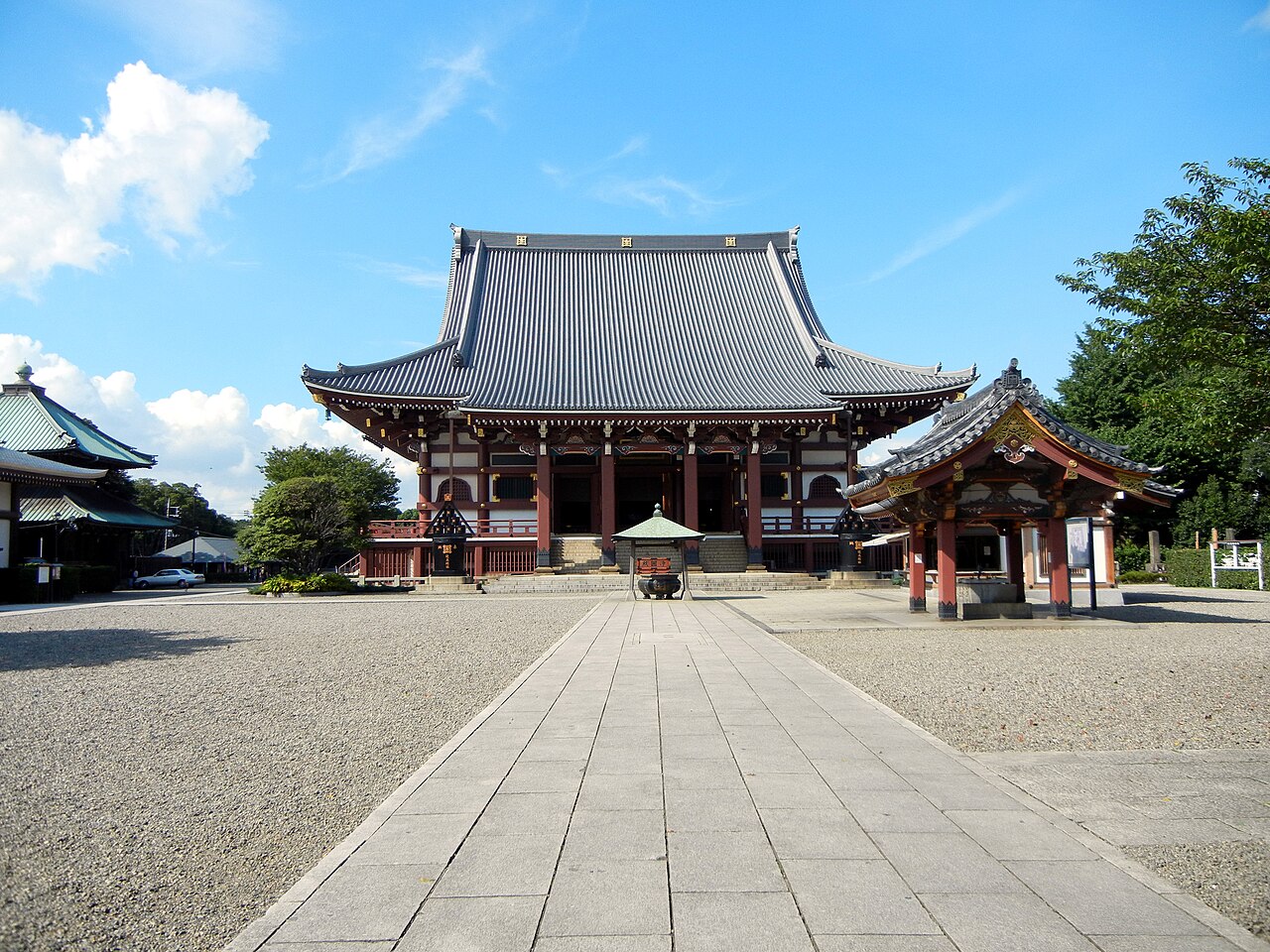 池上本門寺の境内。大晦日の夜は鐘楼前に整理券の列ができる