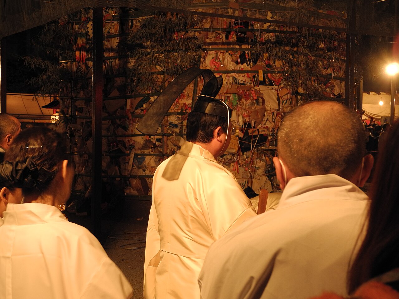 節分の火炉祭(古いお札を焚き上げる神事)のようす